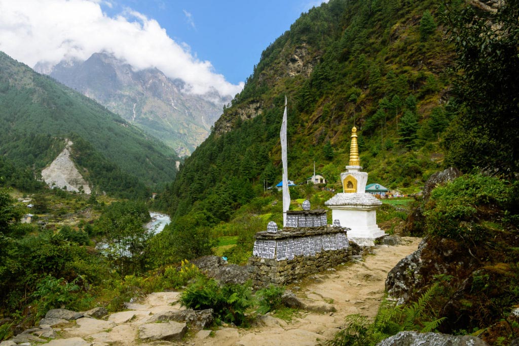 The-Himalayas-Getting-There-stupa