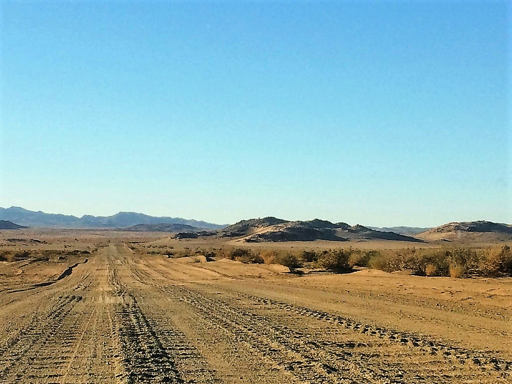 fish-river-canyon-gravel-road2