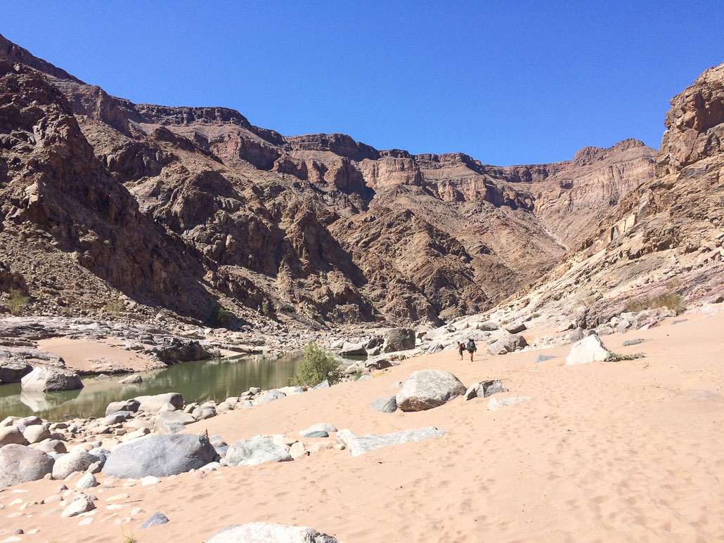 fish-river-canyon-hikers-sand-cliffs