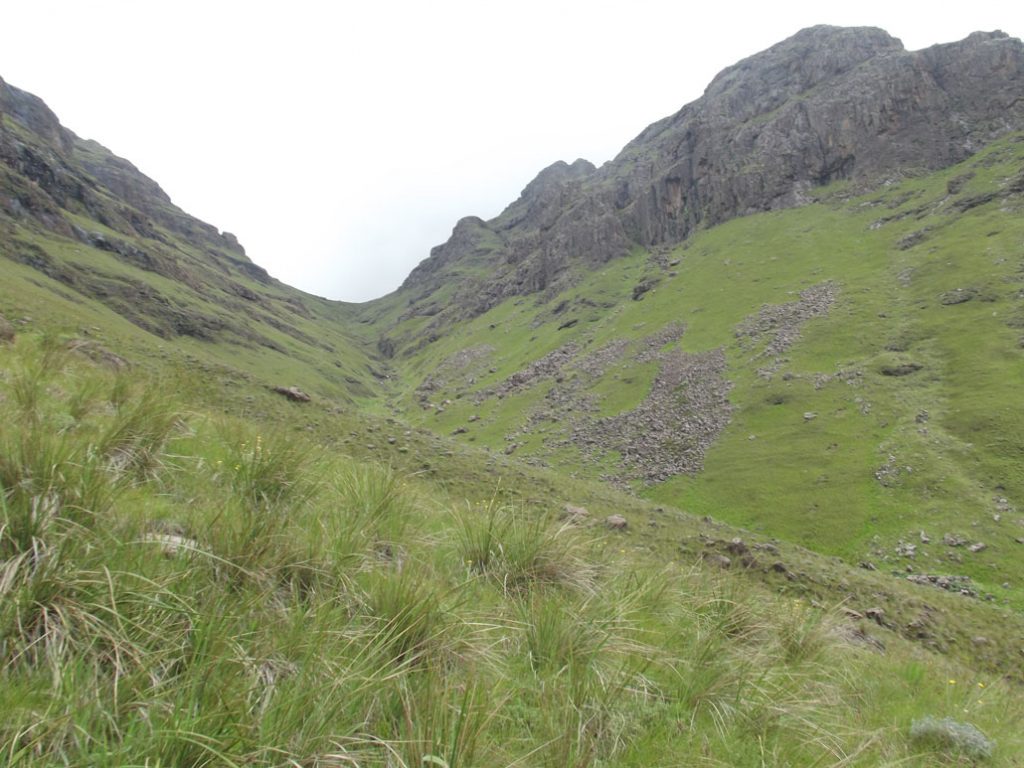 langalibalele-pass-looking-up